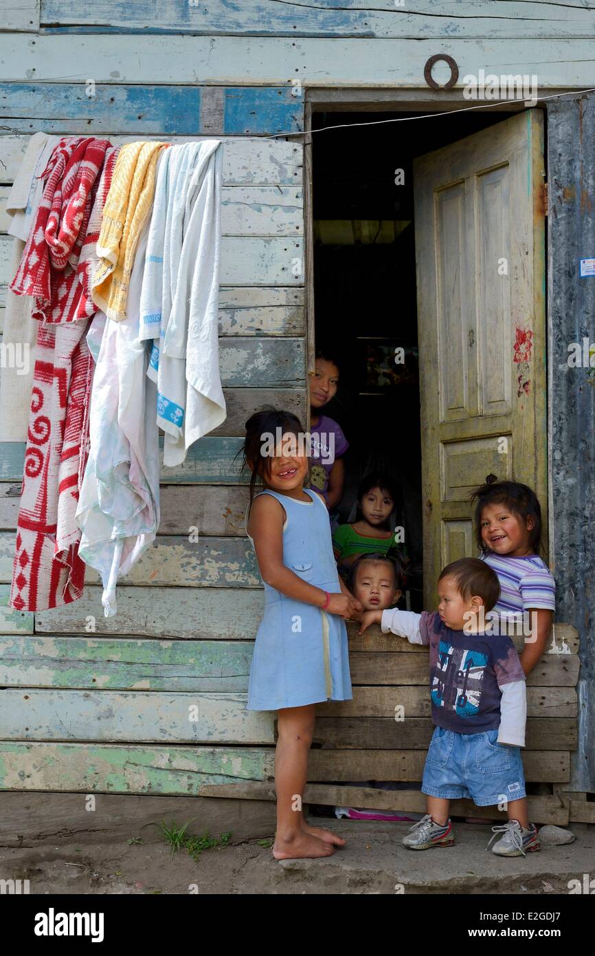 Panama Chiriqui provincia piccola cittadina di Volcan Native American Nagbe famiglia al di fuori della loro casa Foto Stock