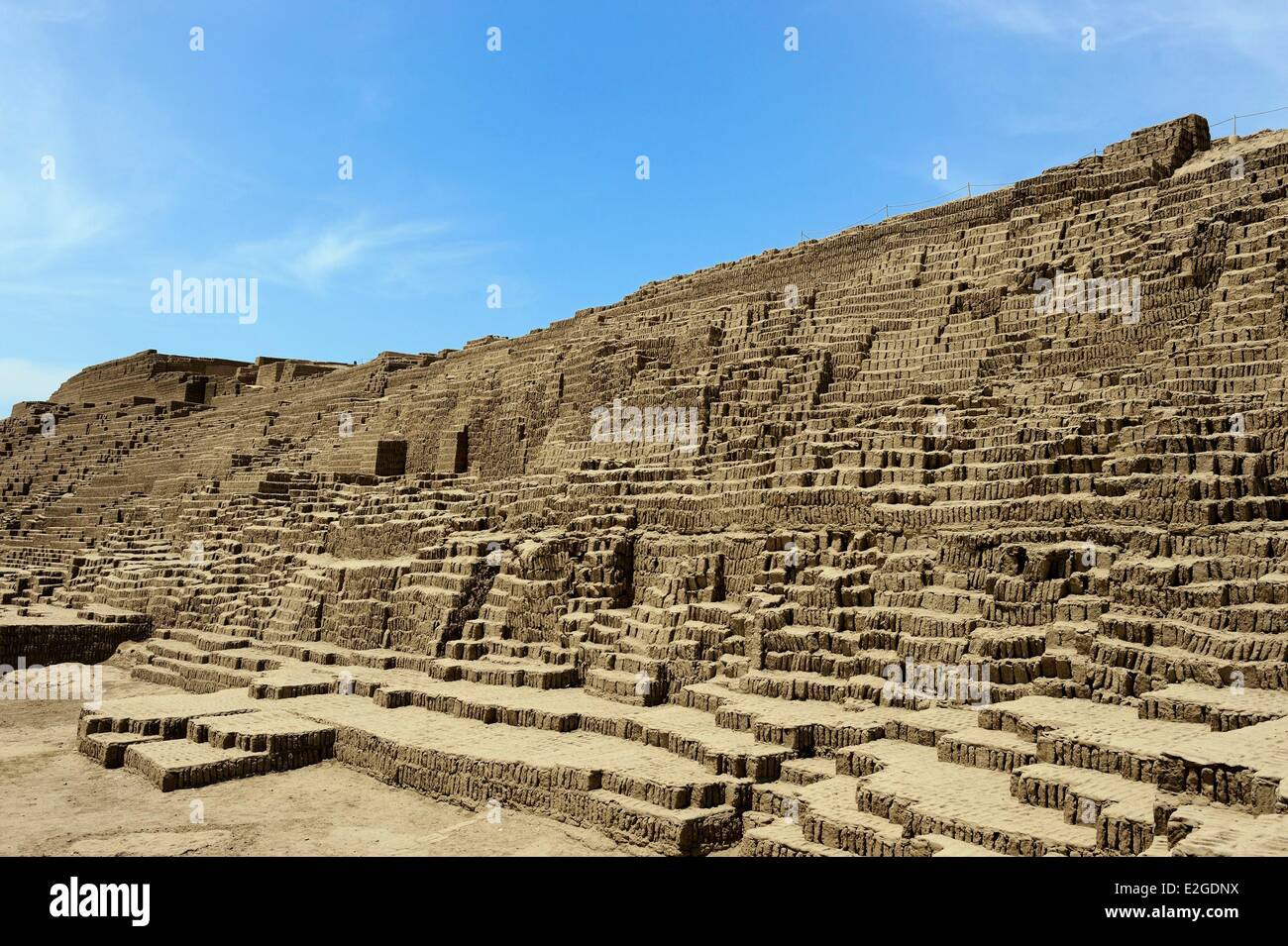 Peru Lima quartiere Miraflores Huaca Pucllana piramide di mattoni di adobe costruito dal Wari civiltà tra 800 e 1000 del nostro Foto Stock