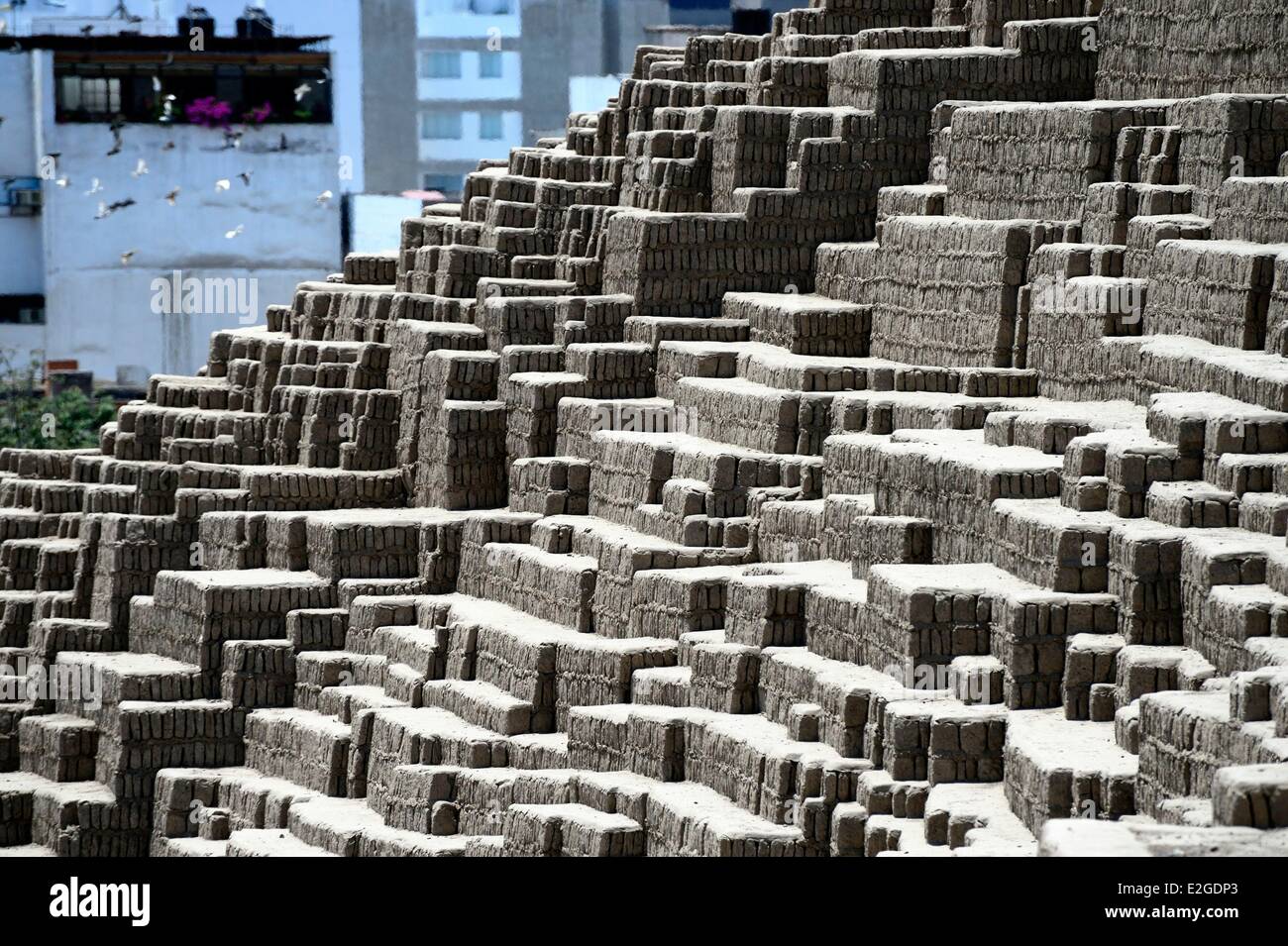 Peru Lima quartiere Miraflores Huaca Pucllana piramide di mattoni di adobe costruito dal Wari civiltà tra 800 e 1000 del nostro Foto Stock