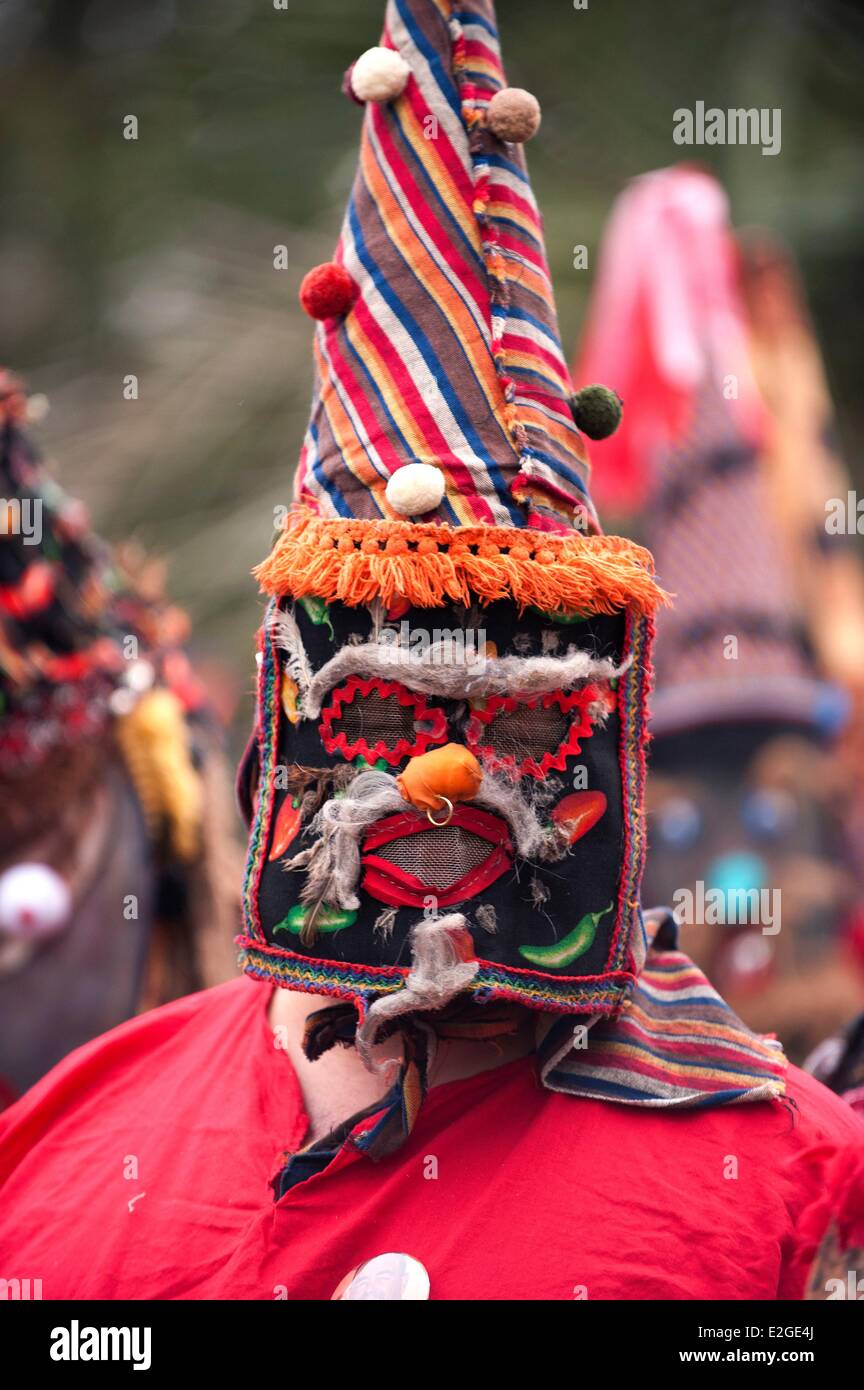 Stati Uniti Louisiana Iota Courir de Mardi-Gras è una tradizione cajun che si svolge ogni anno durante il Mardi-Gras in questa regione francofona in costume colorato e con cappuccio uomini vanno di casa in casa a piedi o a cavallo per l'accattonaggio denaro o pollame vivo th Foto Stock