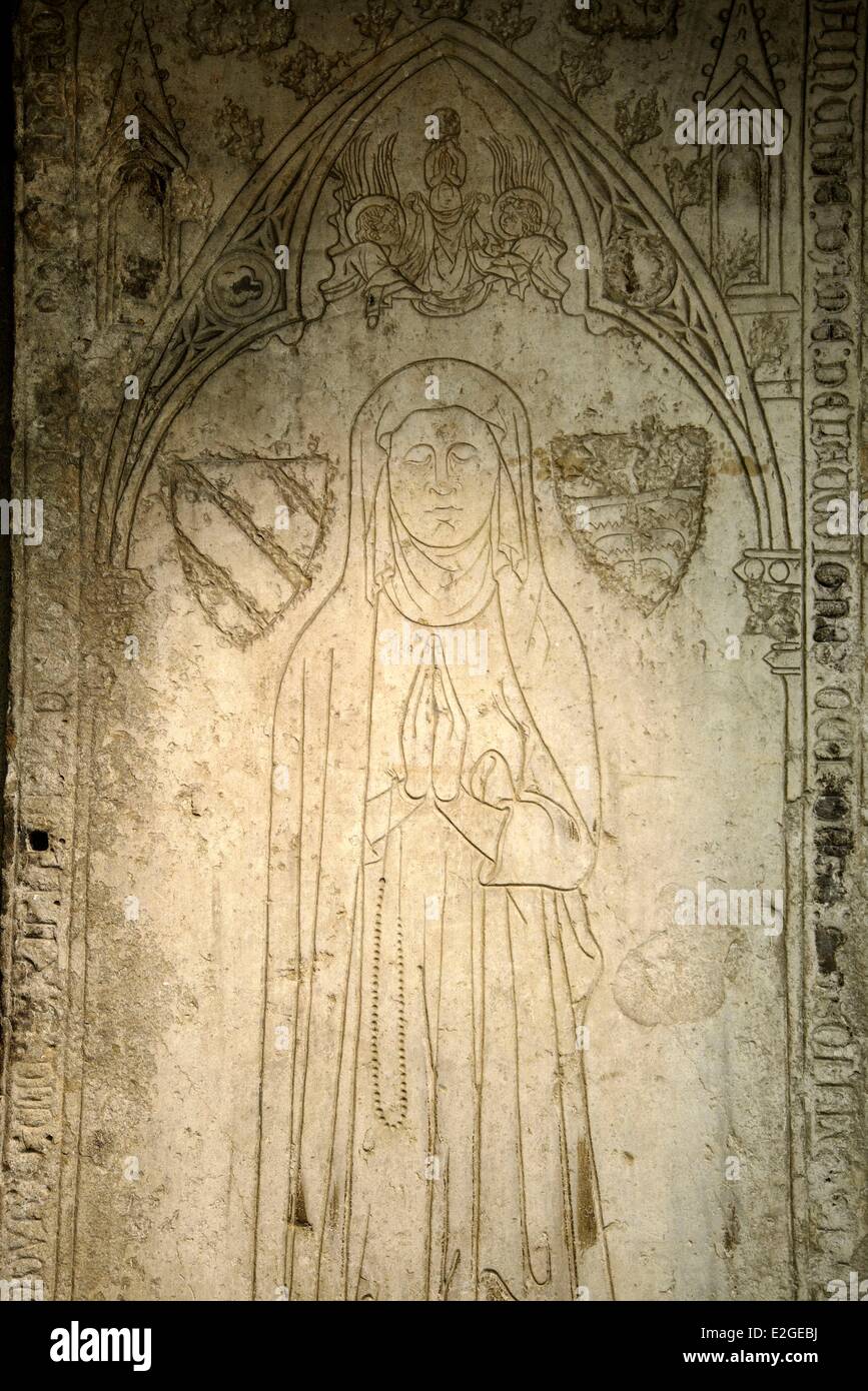 Francia Haute Saône Vesoul Georges Garret museo archeologia lapide Eloise de Joinville fondatore dell abbazia di Montigny-les-Vesoul morì nel 1312 Foto Stock