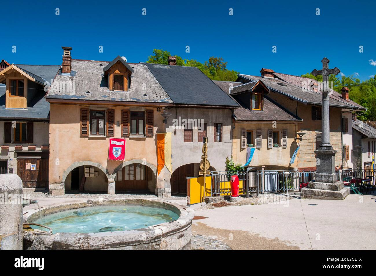 Francia Haute Savoie Alby sur Cheran è ben noto per la sua città vecchia con le sue case porticate Foto Stock