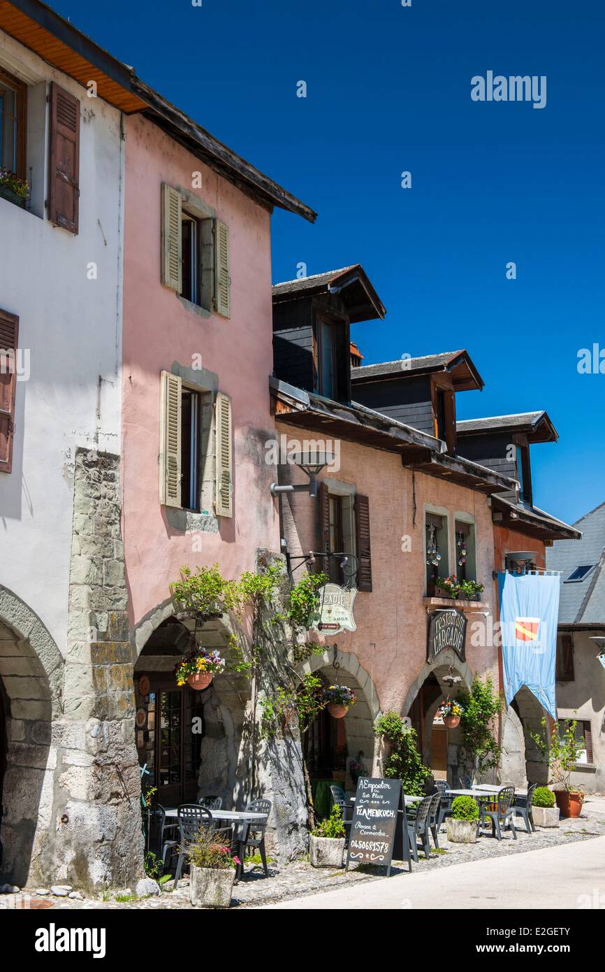 Francia Haute Savoie Alby sur Cheran è ben noto per la sua città vecchia con le sue case porticate Foto Stock