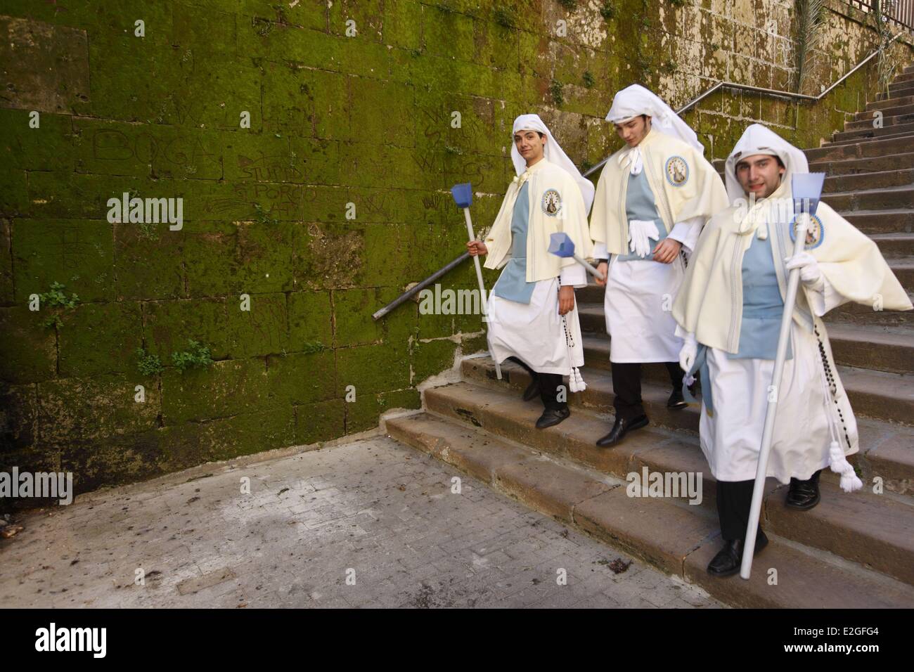 Italia Sicilia Enna fratelli durante il Venerdì Santo Foto Stock