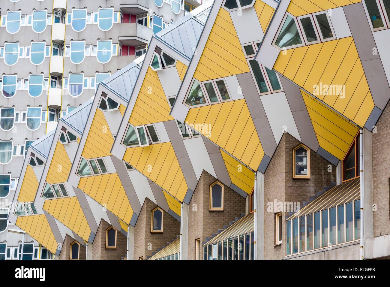 Paesi Bassi Olanda meridionale Rotterdam case cubiche inclinati di un angolo di quarantacinque gradi progettato dall architetto olandese Piet Blomet e inaugurato nel 1984 Foto Stock