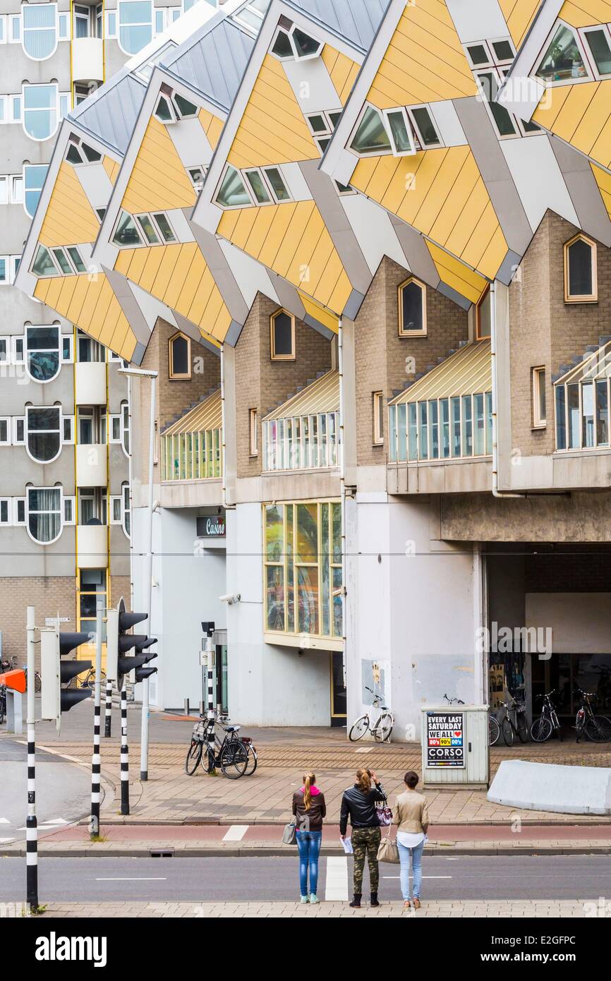 Paesi Bassi Olanda meridionale Rotterdam case cubiche inclinati di un angolo di quarantacinque gradi progettato dall architetto olandese Piet Blomet e inaugurato nel 1984 Foto Stock