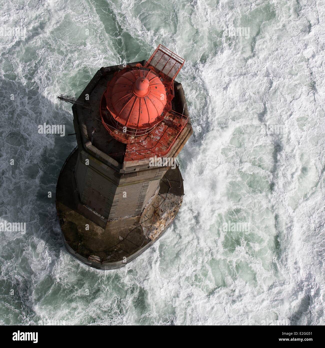 Francia Finisterre Ile d'Ouessant 8 febbraio 2014 la Gran Bretagna faro durante le tempeste durante la tempesta Ruth Jument Lighthouse Pern capezzagna (vista aerea) Foto Stock