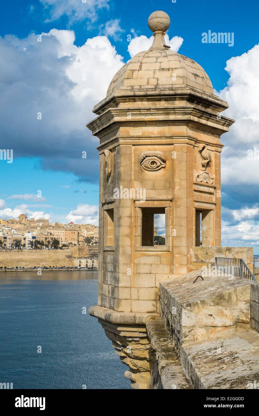 Malta tre città di Senglea torre di avvistamento (o Gardjola) di Safe Haven giardino con un occhio ed orecchio scultura simbolo della vigilanza Foto Stock