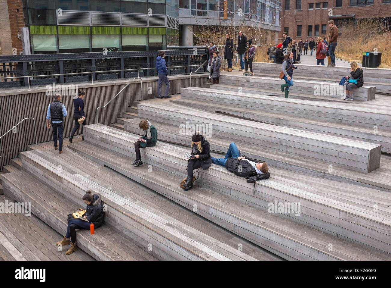 Stati Uniti New York Manhattan Meatpacking District (Gansevoort Mercato) High Line Park è un ex via aria parzialmente ripristinata in sospeso un parco urbano Foto Stock