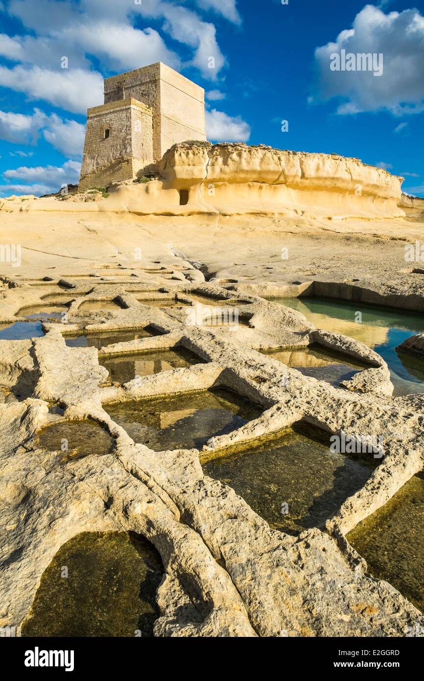 Malta isola di Gozo Xlendi Xlendi torre costruita nel 1650 durante il regno del Gran Maestro dei Cavalieri di Malta Juan de Lascaris-Castellar saline Foto Stock