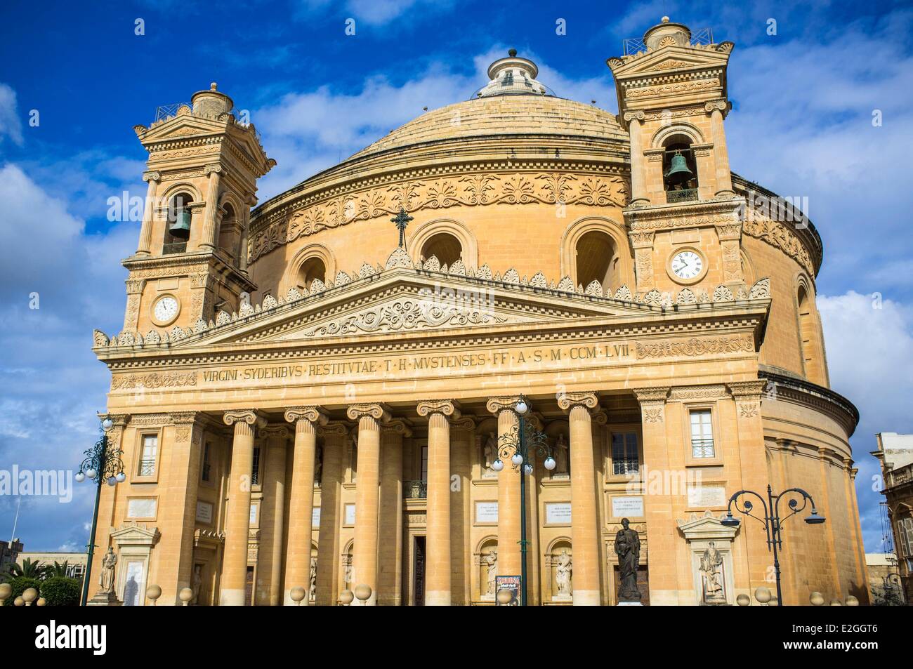Malta Mosta famosa per la Chiesa Rotonda di San Marija Assunta con uno dei più grande cupola non supportato nel mondo Foto Stock