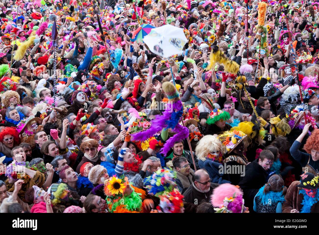 Francia Nord Dunkerque carnevale di Dunkerque Dunkerque frequentatori di carnevale band si sono riuniti presso il municipio di aringa a getto Foto Stock