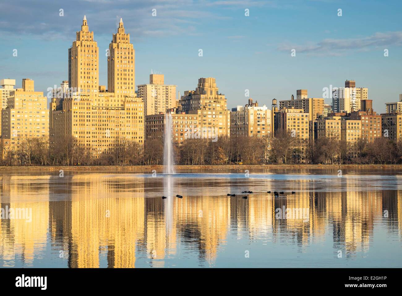 Stati Uniti New York Manhattan Central Park Jacqueline Kennedy Onassis serbatoio e San Remo Appartamenti Foto Stock