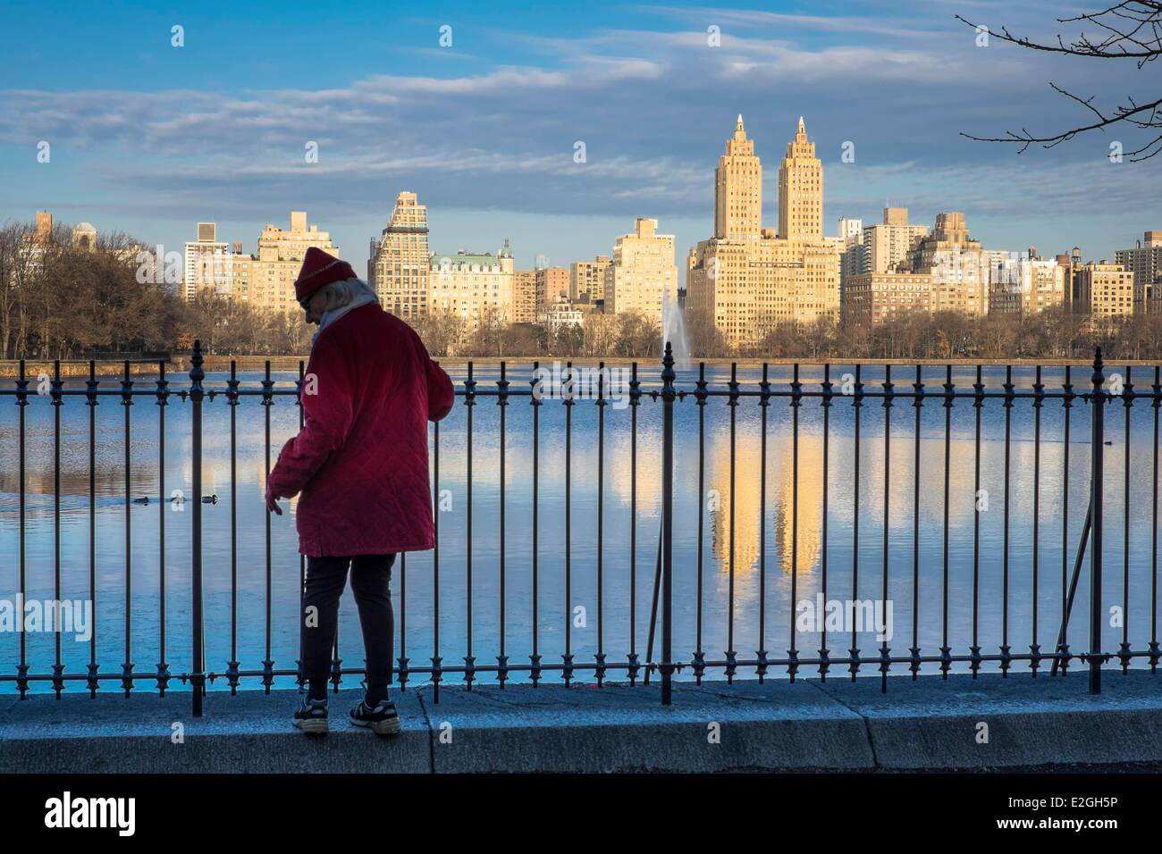 Stati Uniti New York Manhattan Central Park Jacqueline Kennedy Onassis serbatoio e San Remo Appartamenti Foto Stock