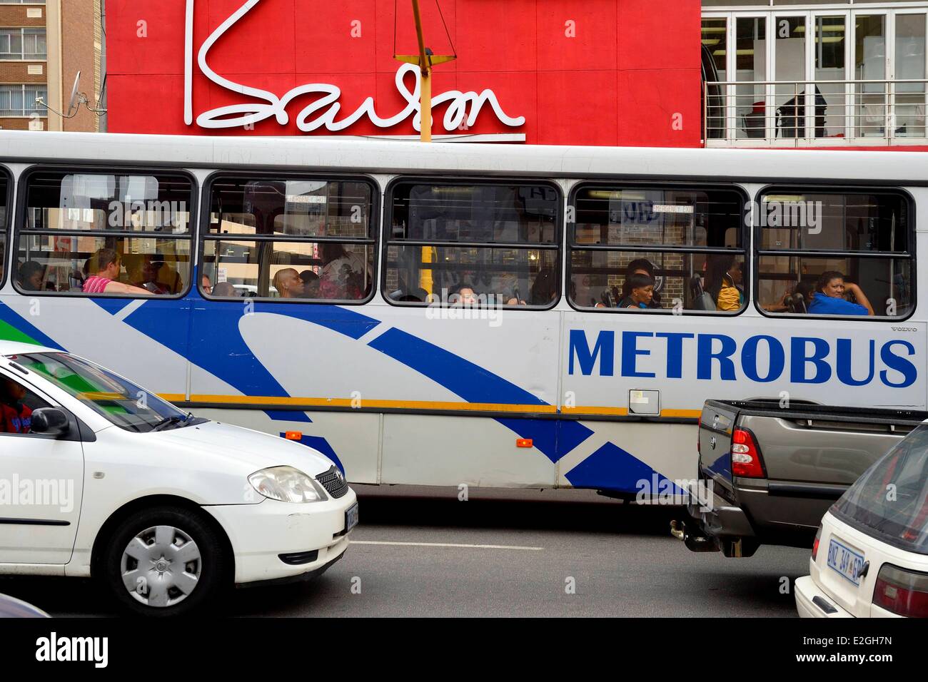 Africa del sud della provincia di Gauteng Johannesburg quartiere Braamfontein condivisa da tutti i bus impensabile in tempi di apartheid Foto Stock