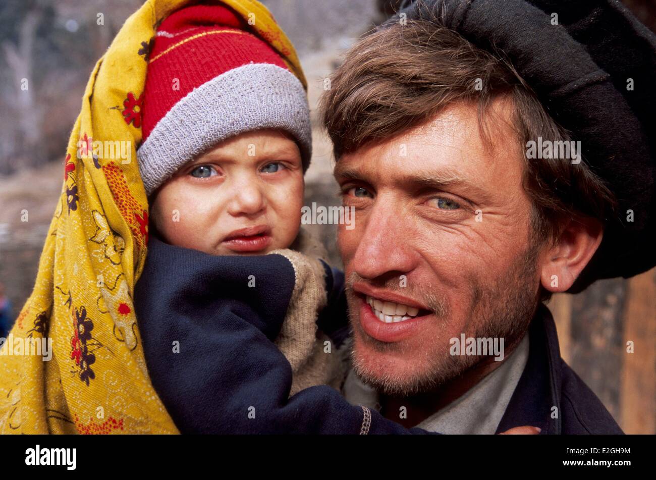 Il Pakistan Khyber Pakhtunkhwa Kalash valli valle Bumburet padre con il suo bambino tra le sue braccia con il blu o il verde degli occhi e capelli biondi Kalash hanno origini indoeuropee Foto Stock