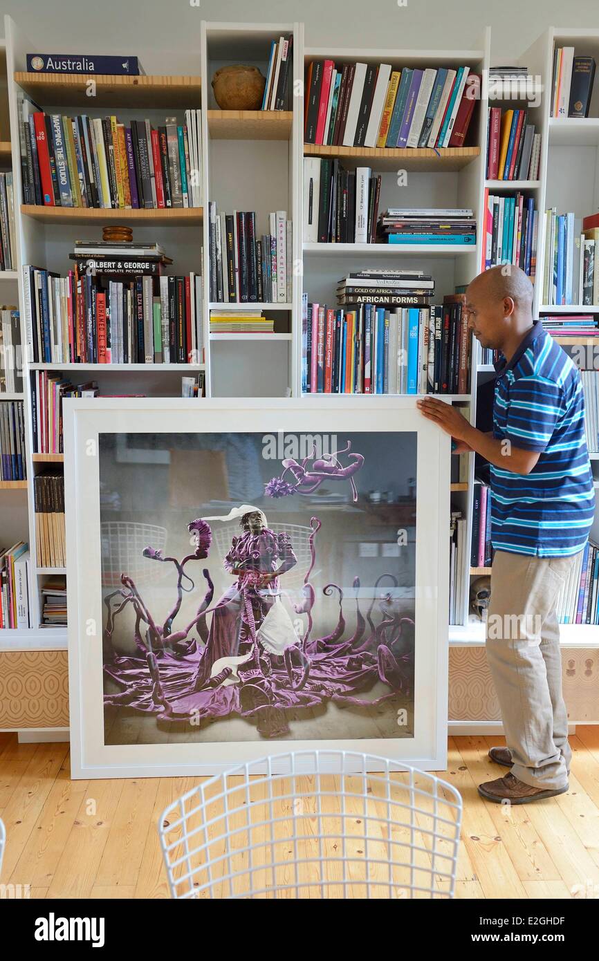 Sud Africa Gauteng Provincia Galleria di Johannesburg Momo nel nord Parktown creazione e foto di artista Maria Sibande chiamato puRM-Ele disciplinano Foto Stock