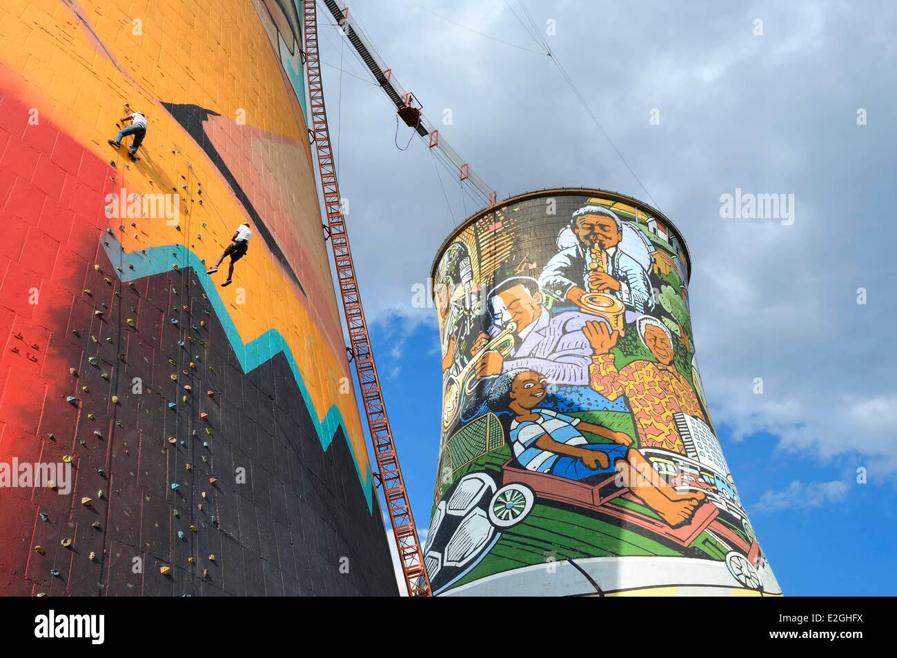 Africa del sud della provincia di Gauteng Johannesburg Torri di Orlando si affaccia su area di Orlando di Soweto parete di arrampicata di verticale centro avventura su una delle due torri di raffreddamento Orlando Power Station Foto Stock