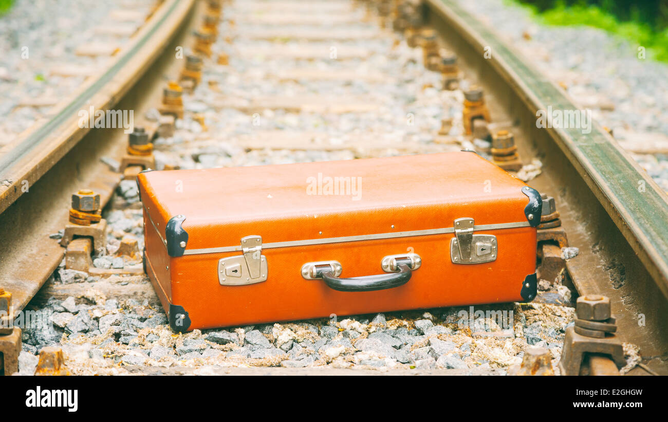 Marrone Vintage valigia giacente sulla ferrovia Foto Stock