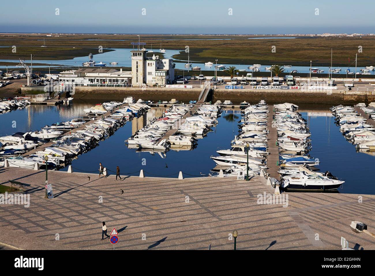 Il Portogallo Algarve Faro Marina Parco naturale di Ria Formosa e Golfo di Cadice in background Foto Stock