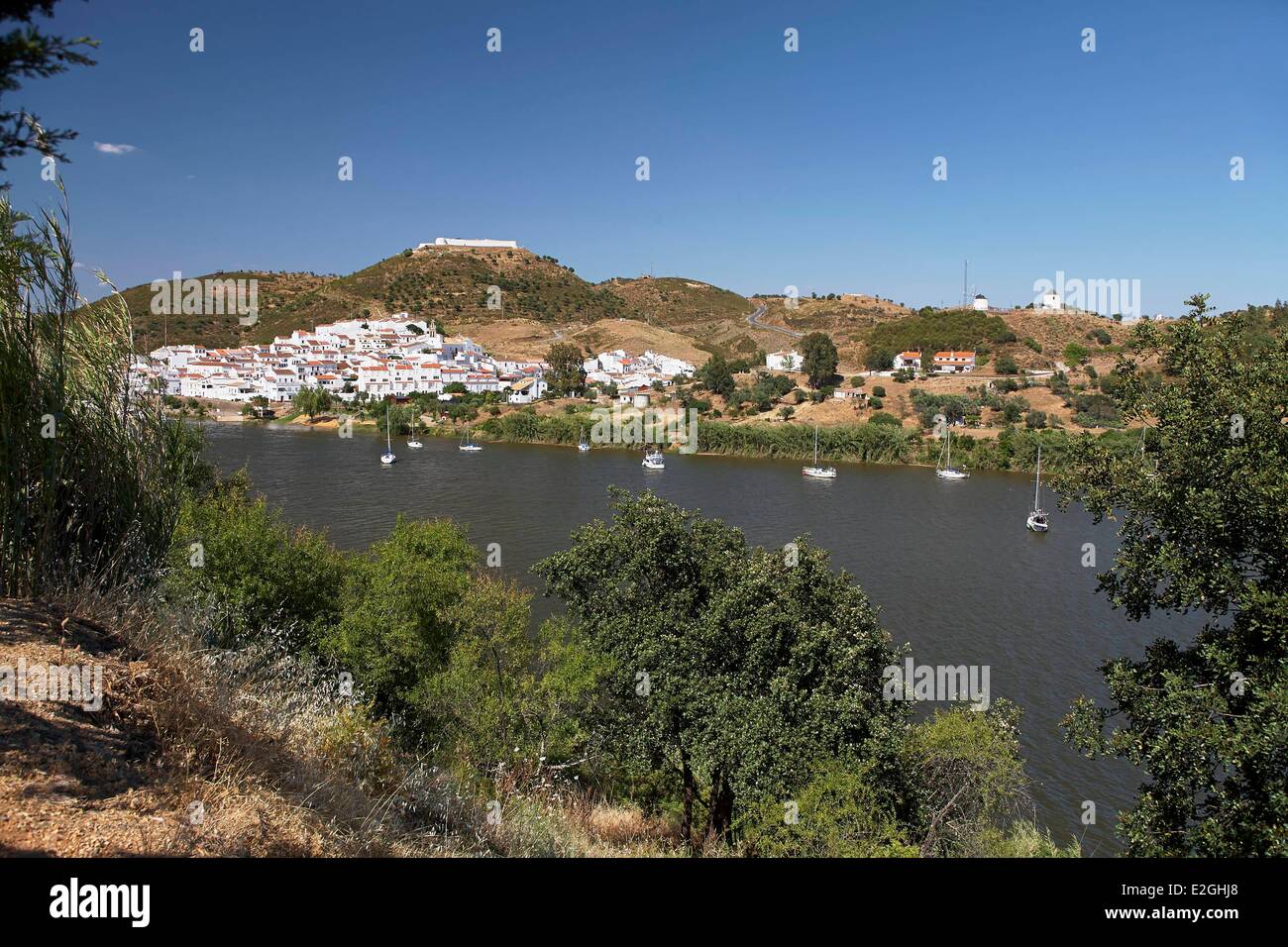 Spagna Andalusia provincia di Huelva Sanlucar De Guadiana village e San Marcos castello visto Alcoutim Foto Stock