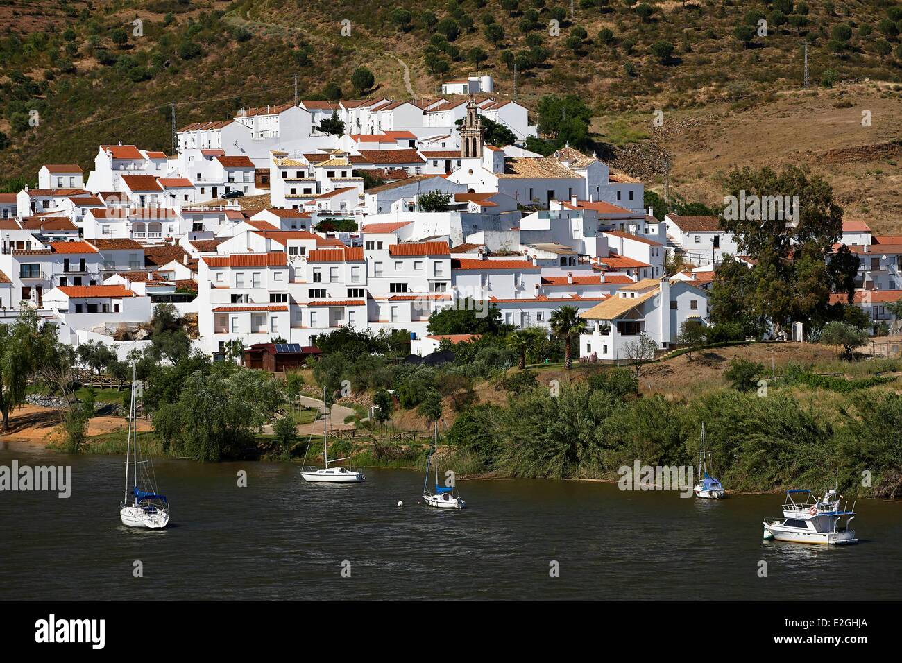 Spagna Andalusia provincia di Huelva Sanlucar De Guadiana village visto Alcoutim Foto Stock