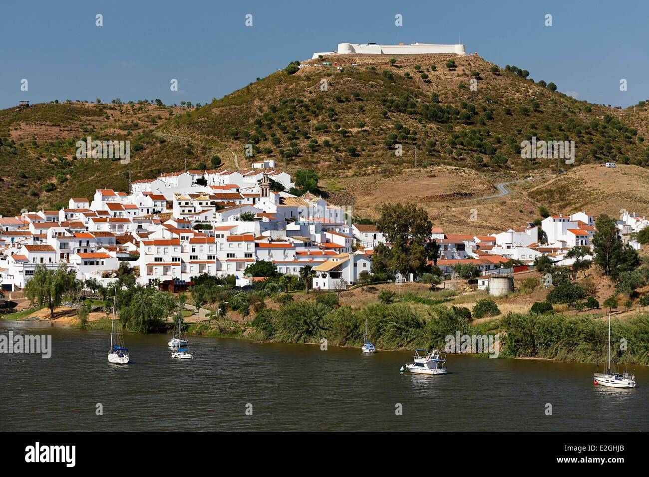 Spagna Andalusia provincia di Huelva Sanlucar De Guadiana village e San Marcos castello visto Alcoutim Foto Stock