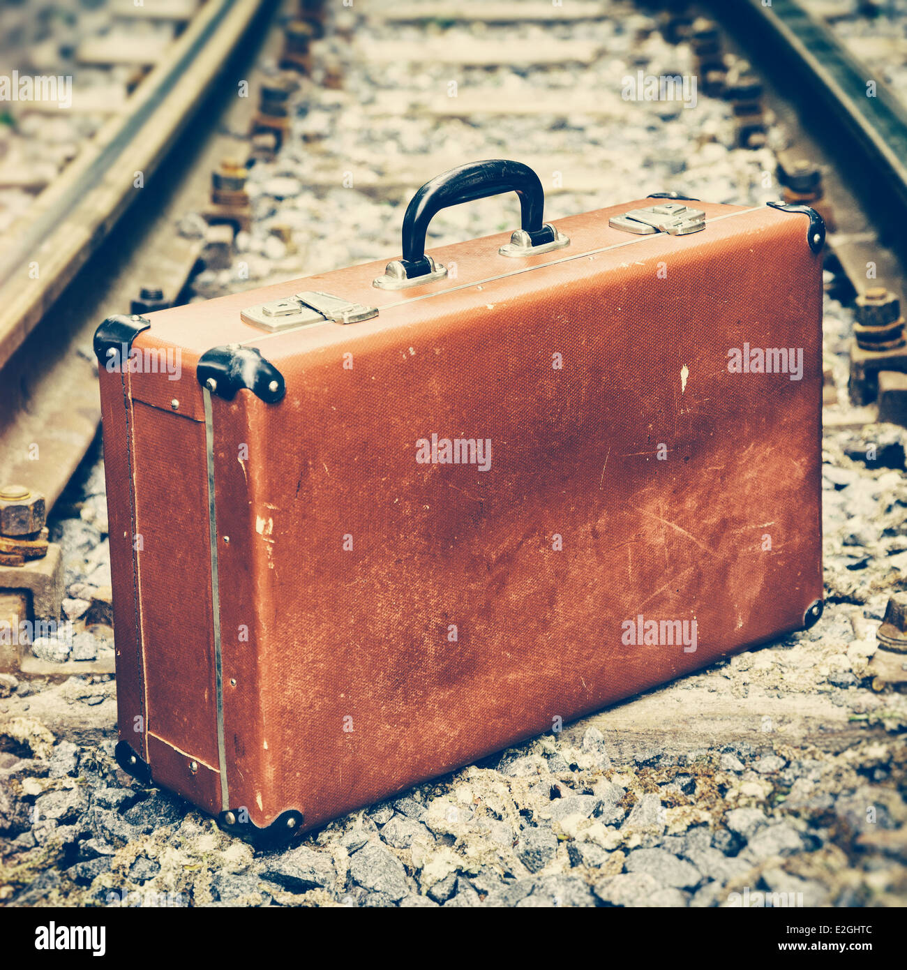 Vintage valigia marrone in piedi sulla ferrovia Foto Stock