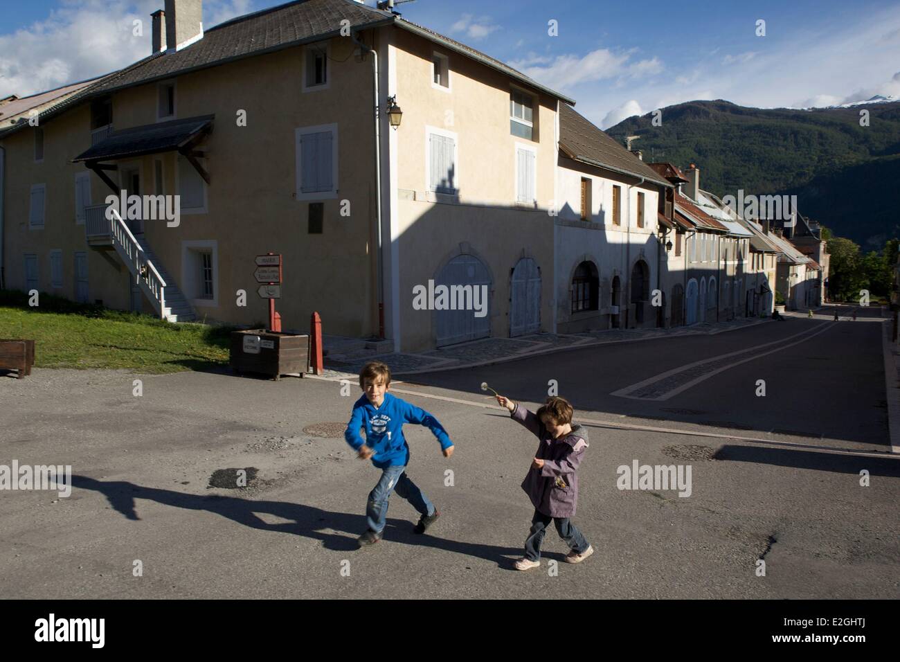 Francia Hautes Alpes Mont Dauphin città costruita da Vauban nel 1693 elencati come patrimonio mondiale dall' UNESCO i bambini giocando Foto Stock