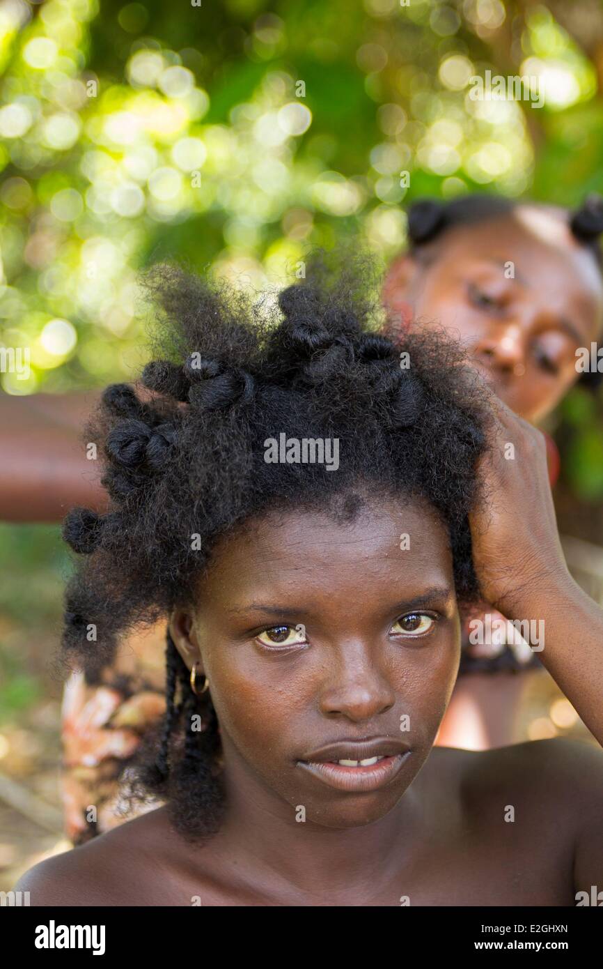 Madagascar Loky-Manambato area protetta Daraina Sahaka lago donne facendo i suoi capelli Foto Stock
