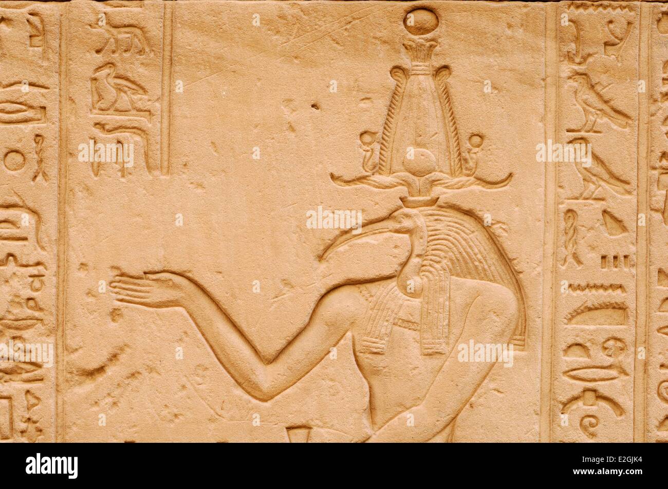 Egitto Alto Egitto Edfu il Tempio di Edfu o Tempio di Horus corridoio esterno incisione in rappresentanza di Horus circondato da geroglifici Foto Stock
