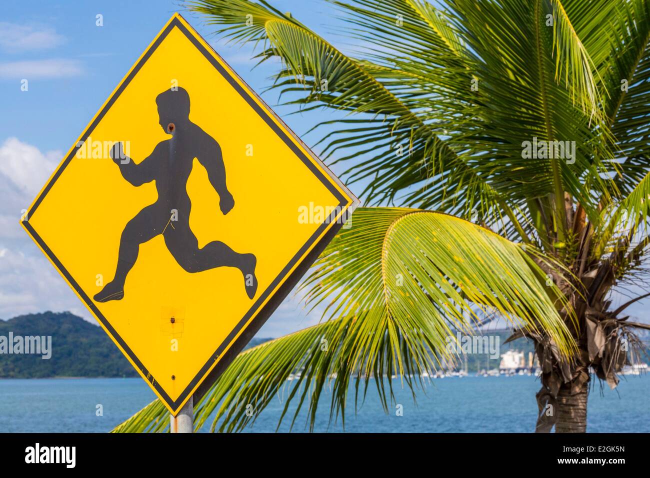 Panama Panama City Amador Causeway signalitique pannello per un percorso per il jogging sul fondo con ingresso del canale di Panama da Pacific Foto Stock