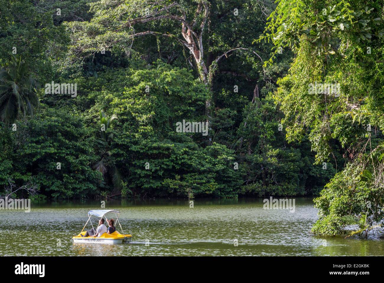 Panama Colon provincia Portobelo La Represa pedalò sul lago Foto Stock
