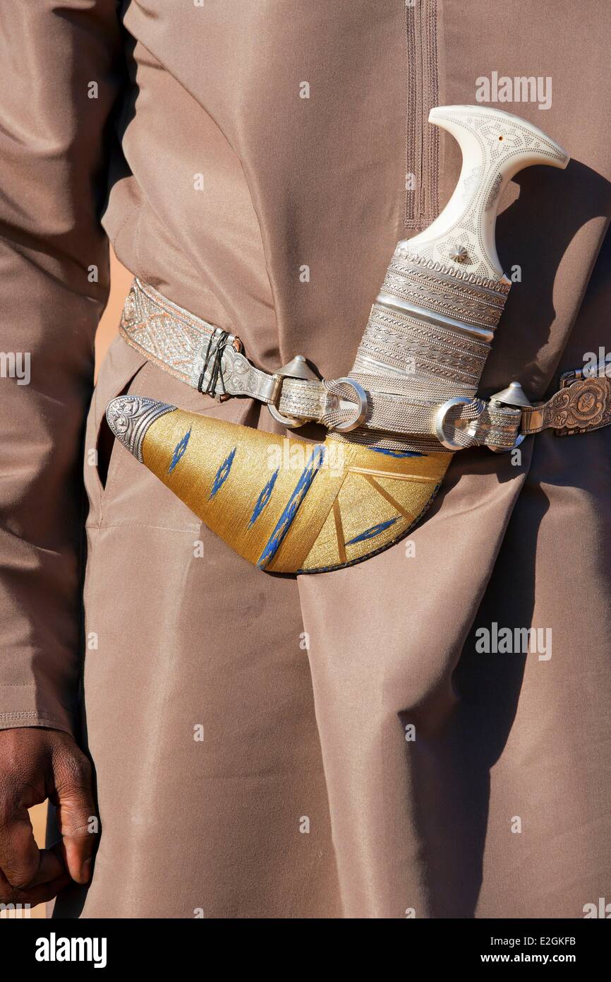 Sultanato di Oman, uomo con coltello khanjar (argento inciso pugnale curvo  Foto stock - Alamy