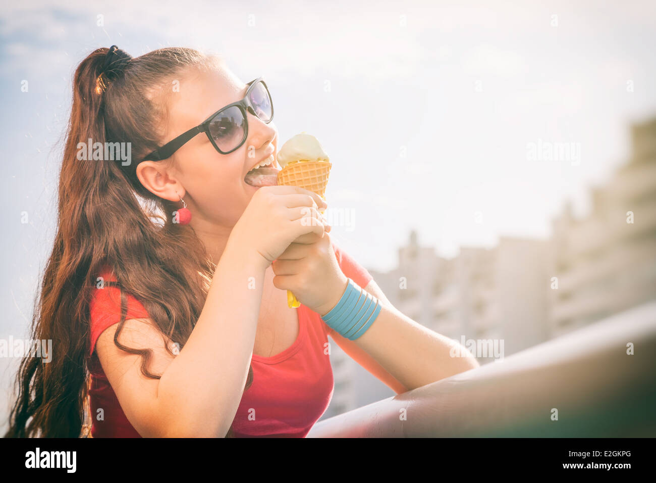 Ragazza del divertimento e del mangiare il gelato Foto Stock