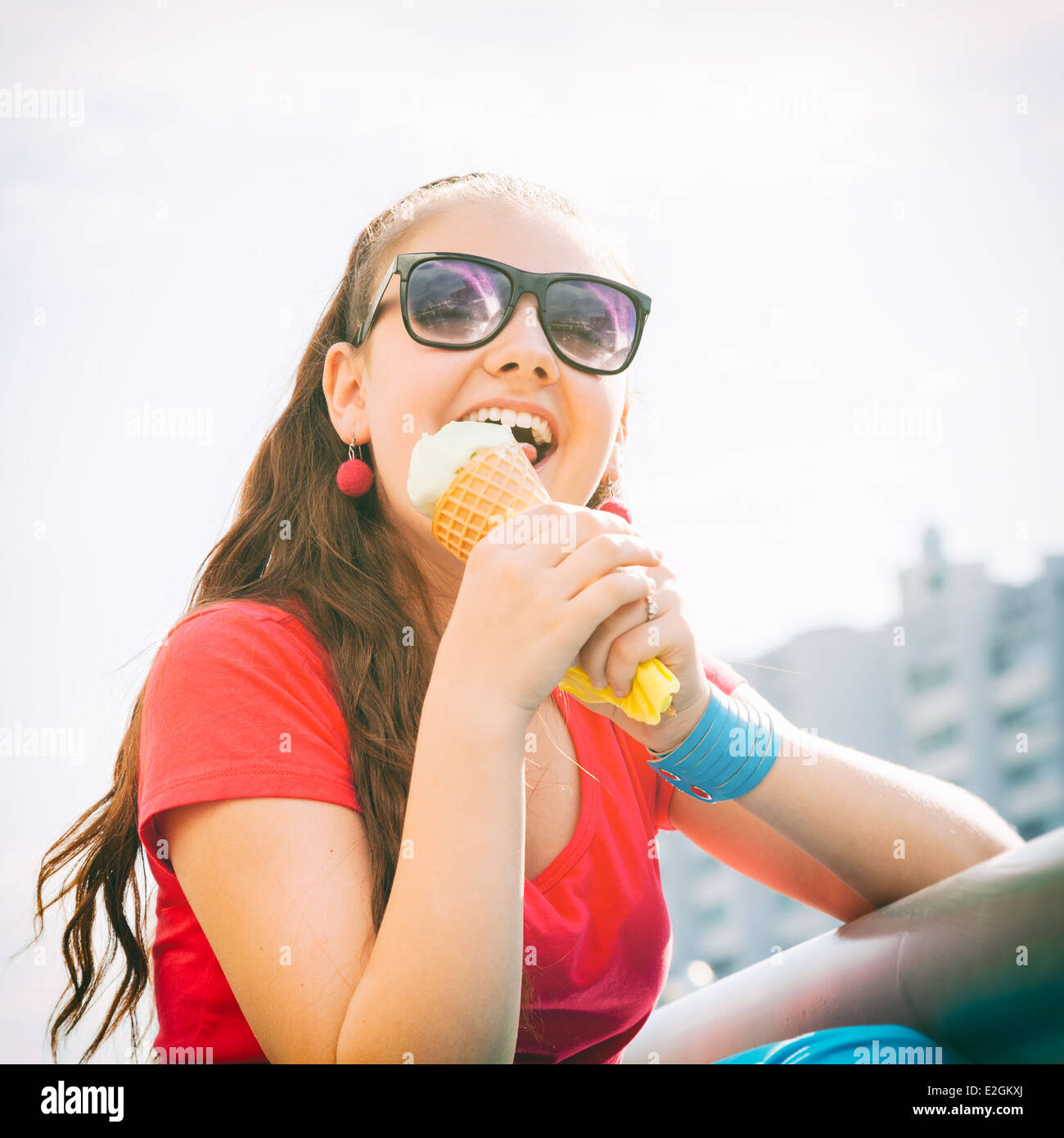 Adorabile ragazza divertirsi e mangiare il gelato Foto Stock