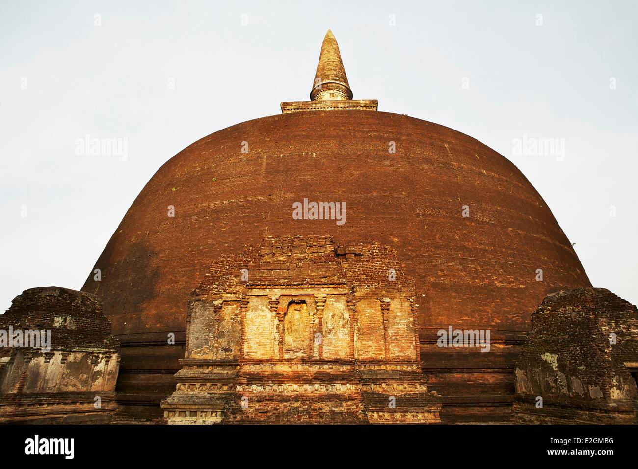 Sri Lanka Nord provincia centrale antica città di Polonnaruwa elencati come patrimonio mondiale dall' UNESCO Kiri Vihara dagoba al tramonto Foto Stock