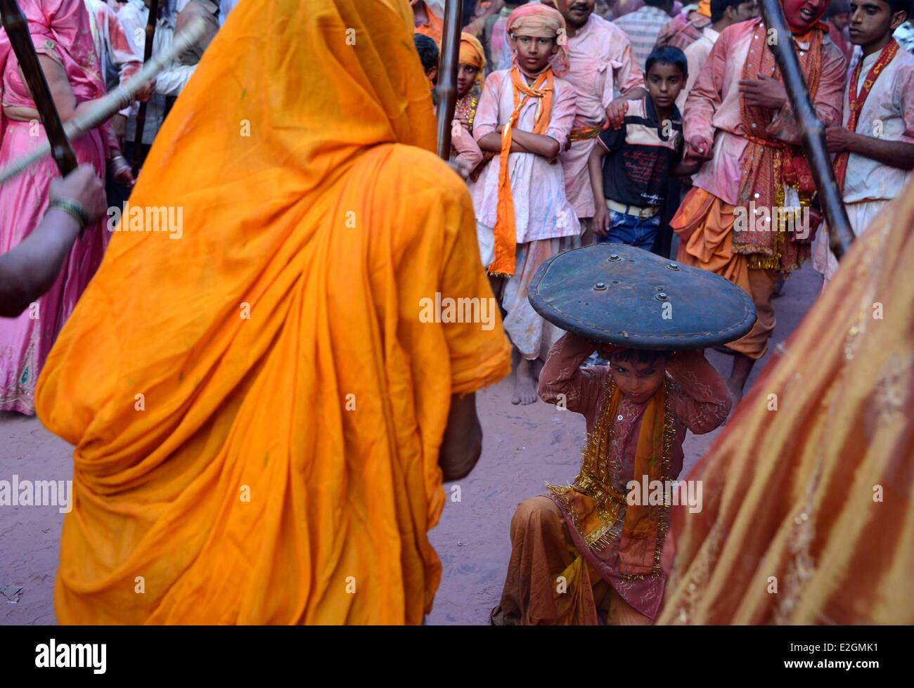 India nello Stato di Uttar Pradesh in città Barsana durante la celebrazione di Lathmar Holi in questa particolare occasione le donne hanno la libertà di battere gli uomini folk con lunghi bastoni di bambù chiamato lathis gli uomini sono ammessi soltanto per proteggere se stessi con gli schermi Foto Stock