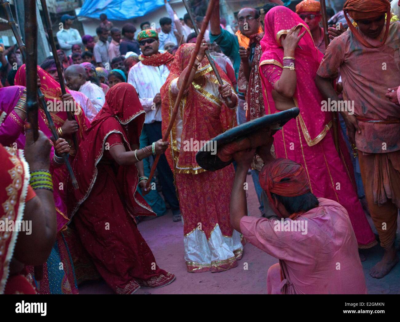 India nello Stato di Uttar Pradesh Mathura durante la celebrazione di Lathmar Holi in questa particolare occasione le donne hanno la libertà di battere gli uomini folk con lunghi bastoni di bambù chiamato lathis gli uomini sono ammessi soltanto per proteggere se stessi con gli schermi Foto Stock