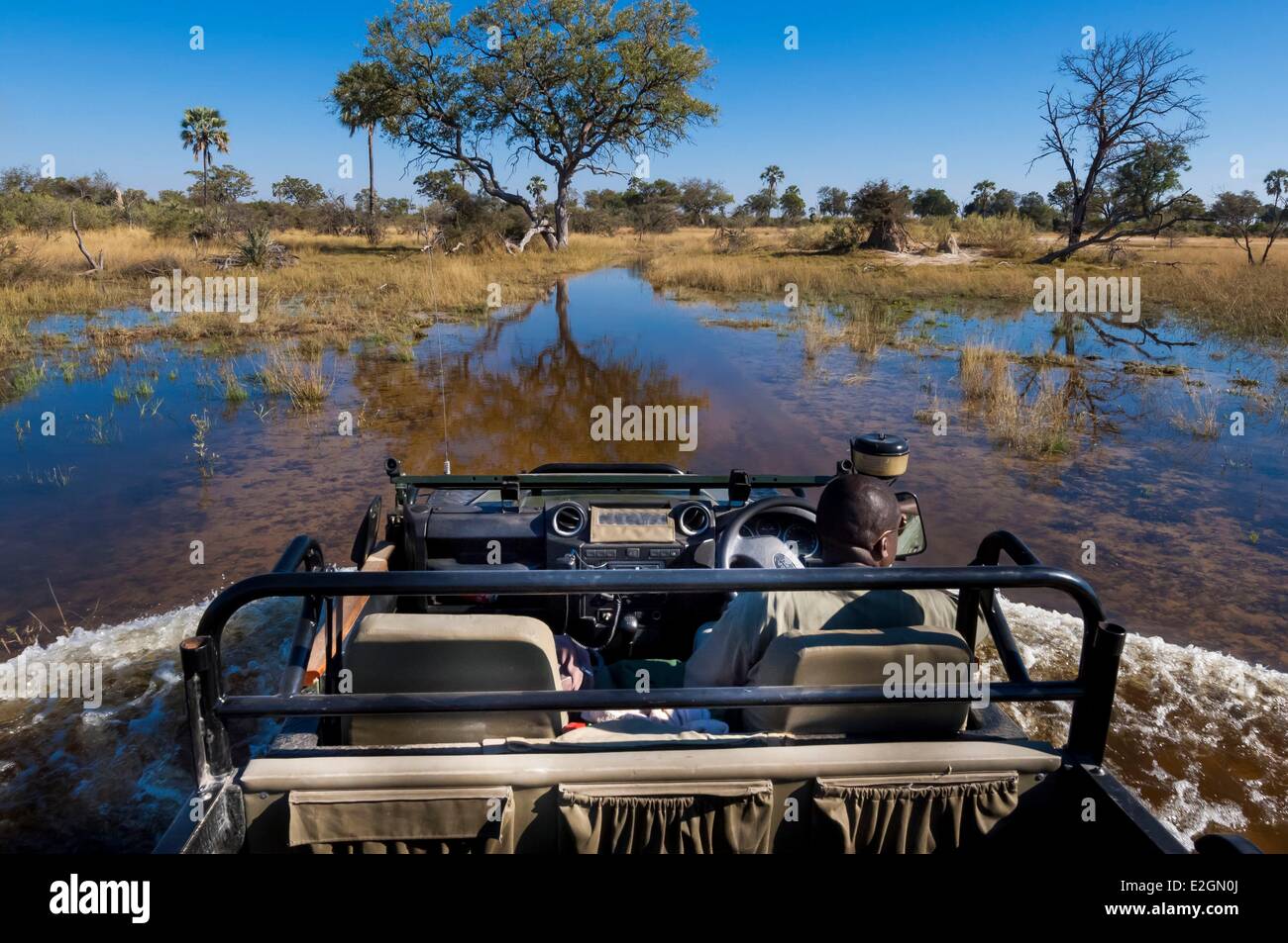 Il Botswana nord ovest District Okavango Delta Abu Lodge attraversamento delle paludi con 4x4 Foto Stock