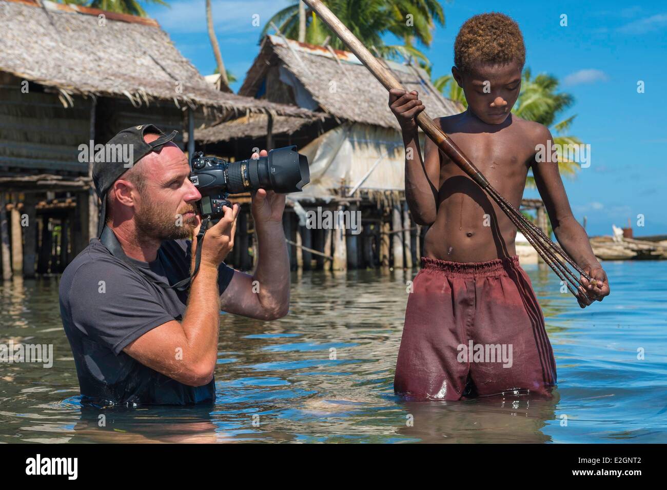 La pesca persone uomo architettura costruzione tetto casa di abitazione arma pacifico mare Islander etnia Papua rifugio capanna Oceania Foto Stock