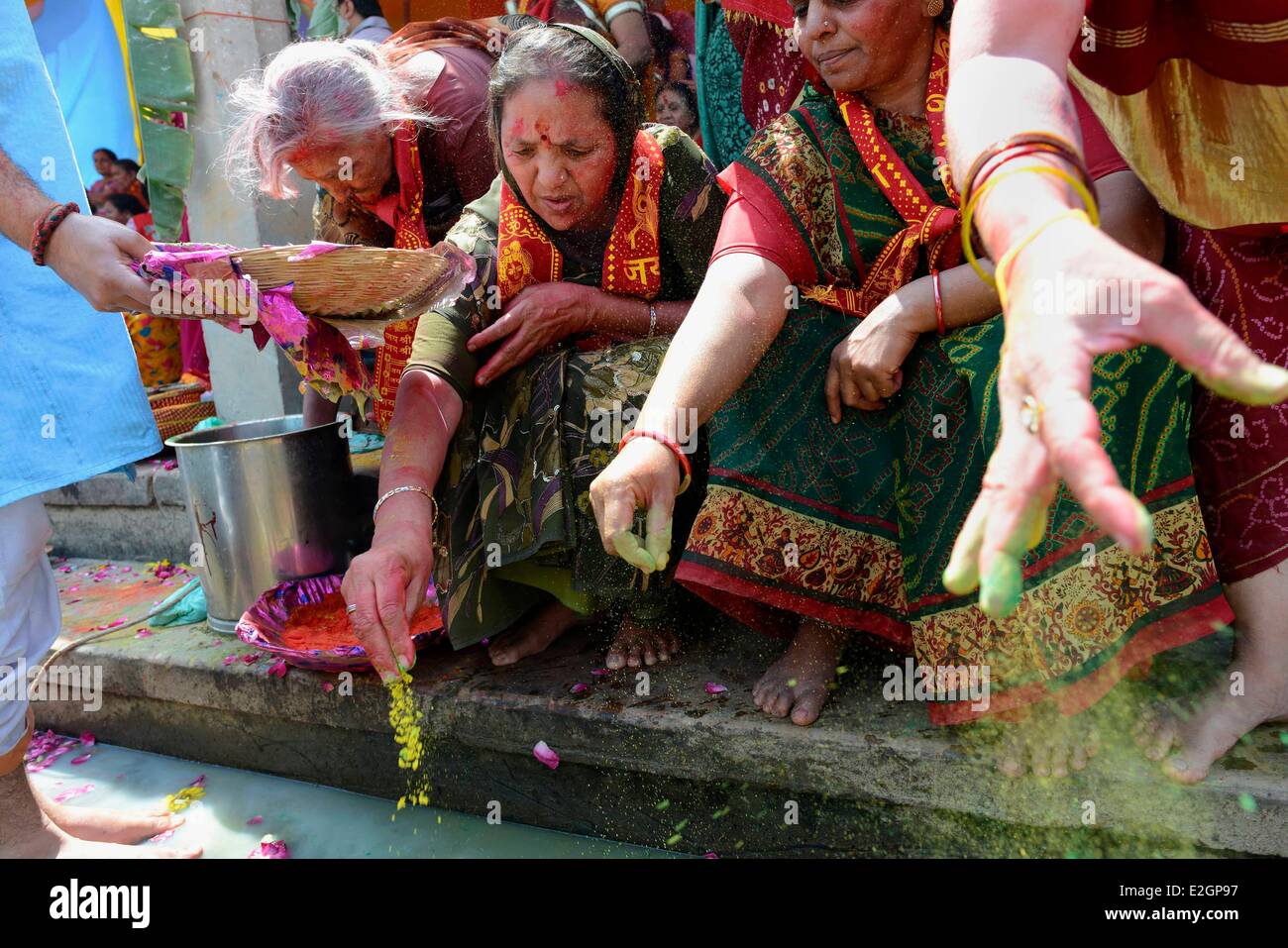India nello Stato di Uttar Pradesh Mathura le donne fanno puja nel fiume durante Holi festival celebrazioni Foto Stock