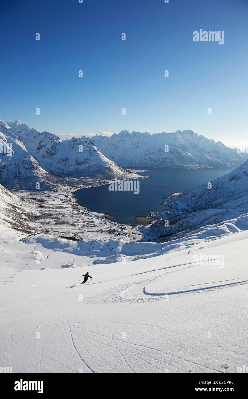 Norvegia Austvagoya isola Lofoten backcountry ski sul vertice Pilan Foto Stock