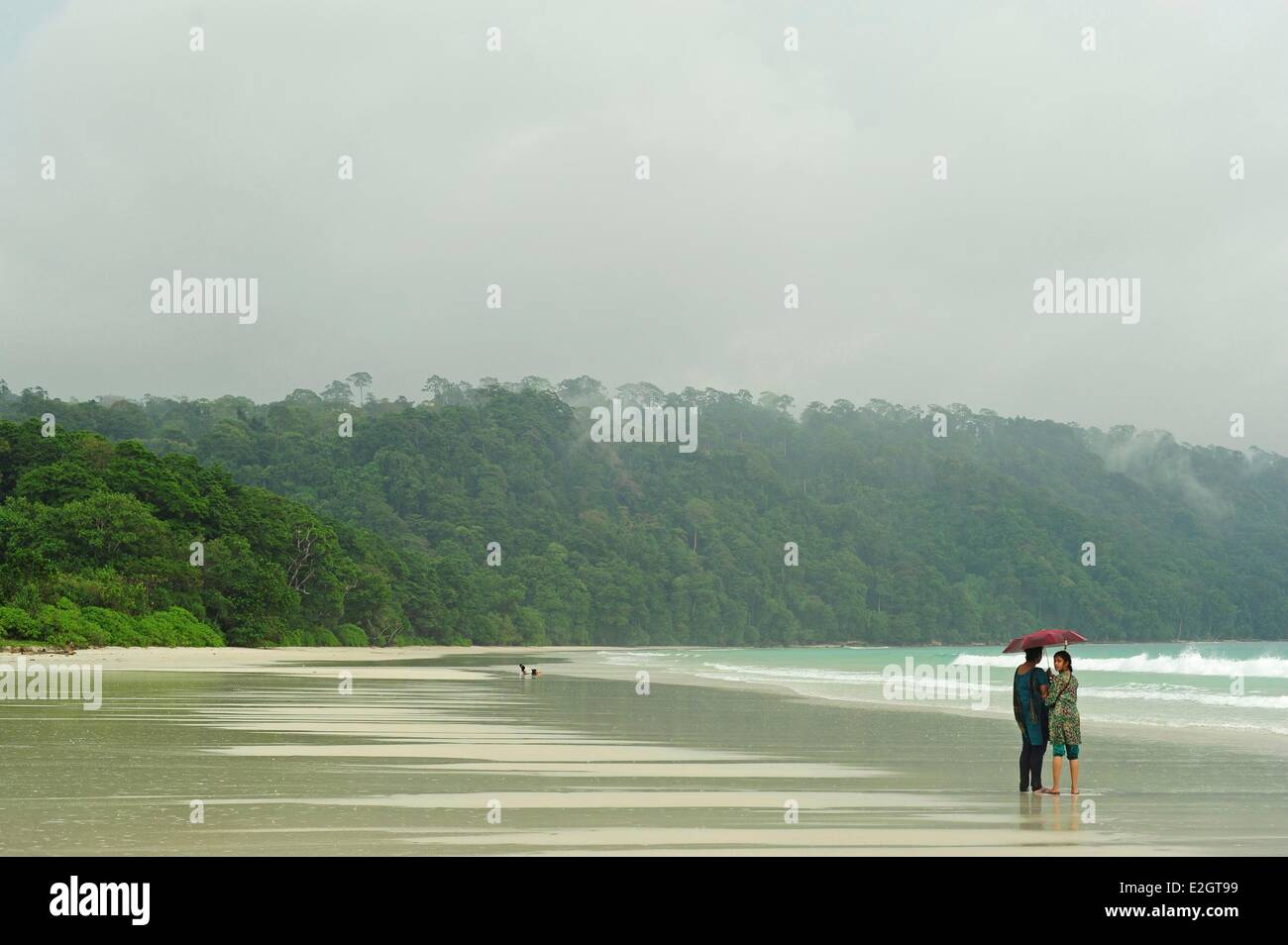 India Isole Andaman Havelock turistico indiano sotto ombrellone sulla spiaggia numero 7 Foto Stock