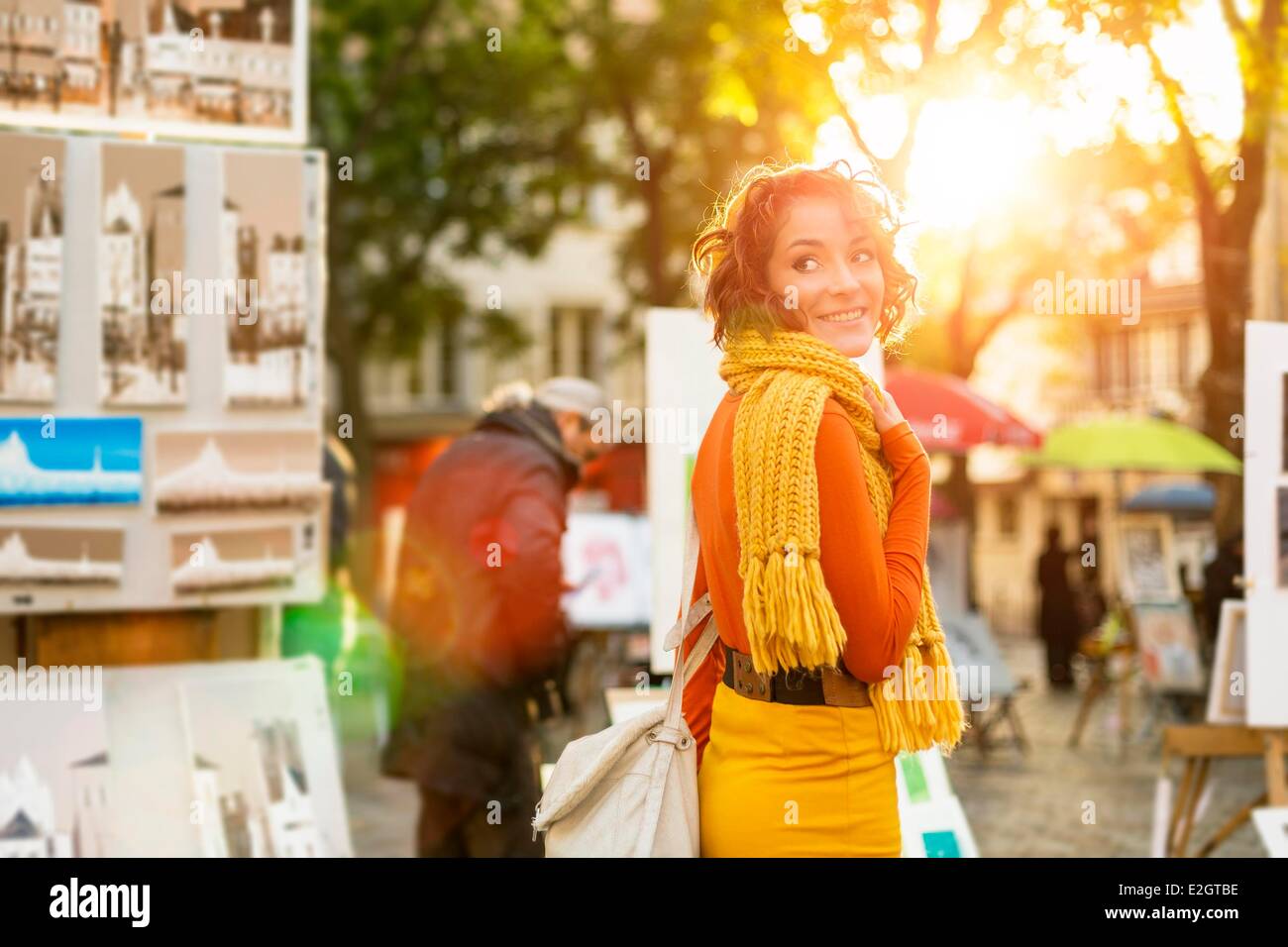 Francia Paris donna a piedi a Place du Tertre a Montmartre Foto Stock