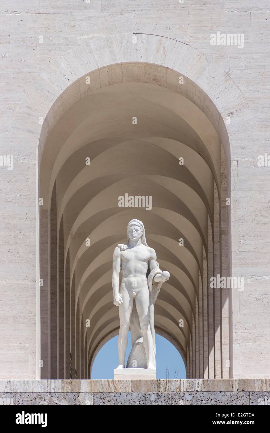 Italia Lazio Roma statua del Palazzo della Civiltà Italiana o Palazzo della Civiltà del Lavoro o Colosseo quadrato costruito tra il 1938 e il 1940 dagli architetti Guerrinis situato in EUR quartiere degli affari Foto Stock