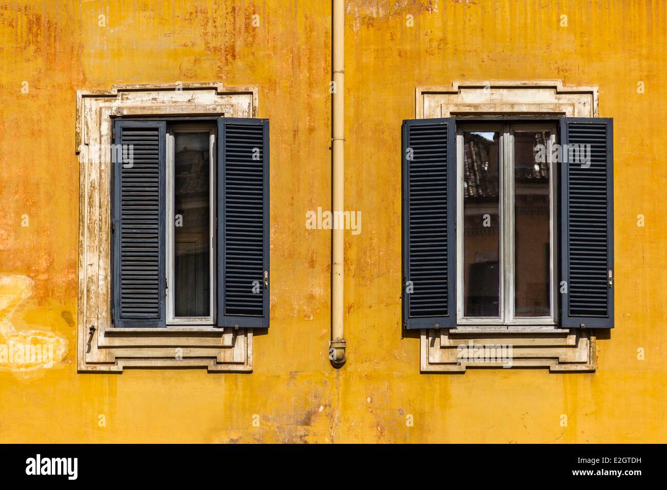 Italia Lazio Roma finestre sulla facciata di un edificio Foto Stock