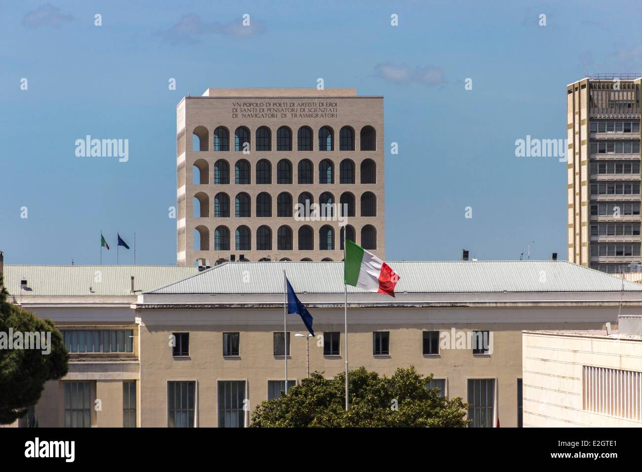 Italia Lazio Roma Palazzo o Palazzo della Civiltà Italiana civiltà lavoro è un iconico punto di riferimento di architettura fascista raffinato stile neoclassico del ventesimo secolo situato in EUR quartiere degli affari Foto Stock