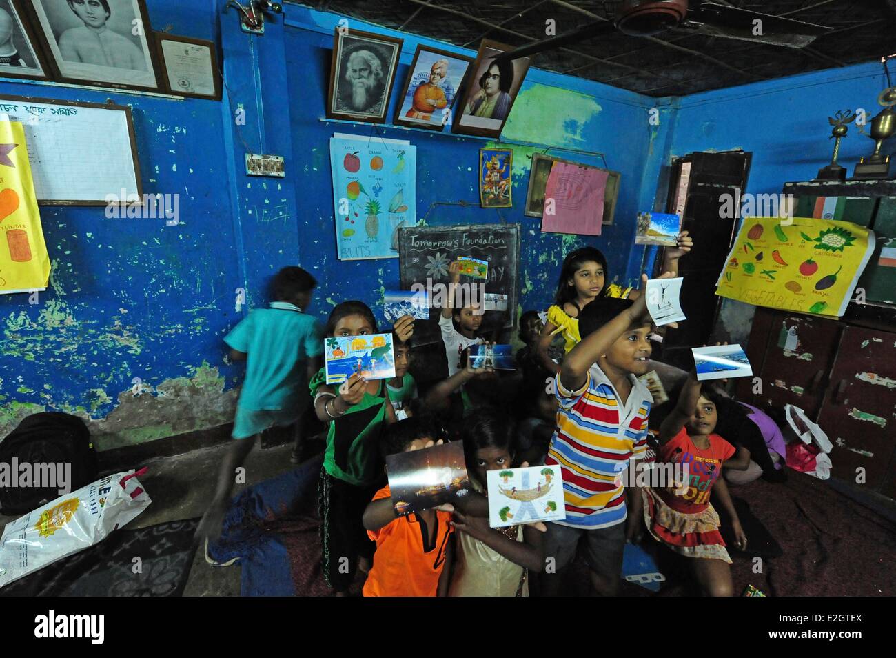 India stato del Bengala Occidentale Kolkota arte in tutte le attività di noi bambini che mostra le immagini in altri paesi Foto Stock