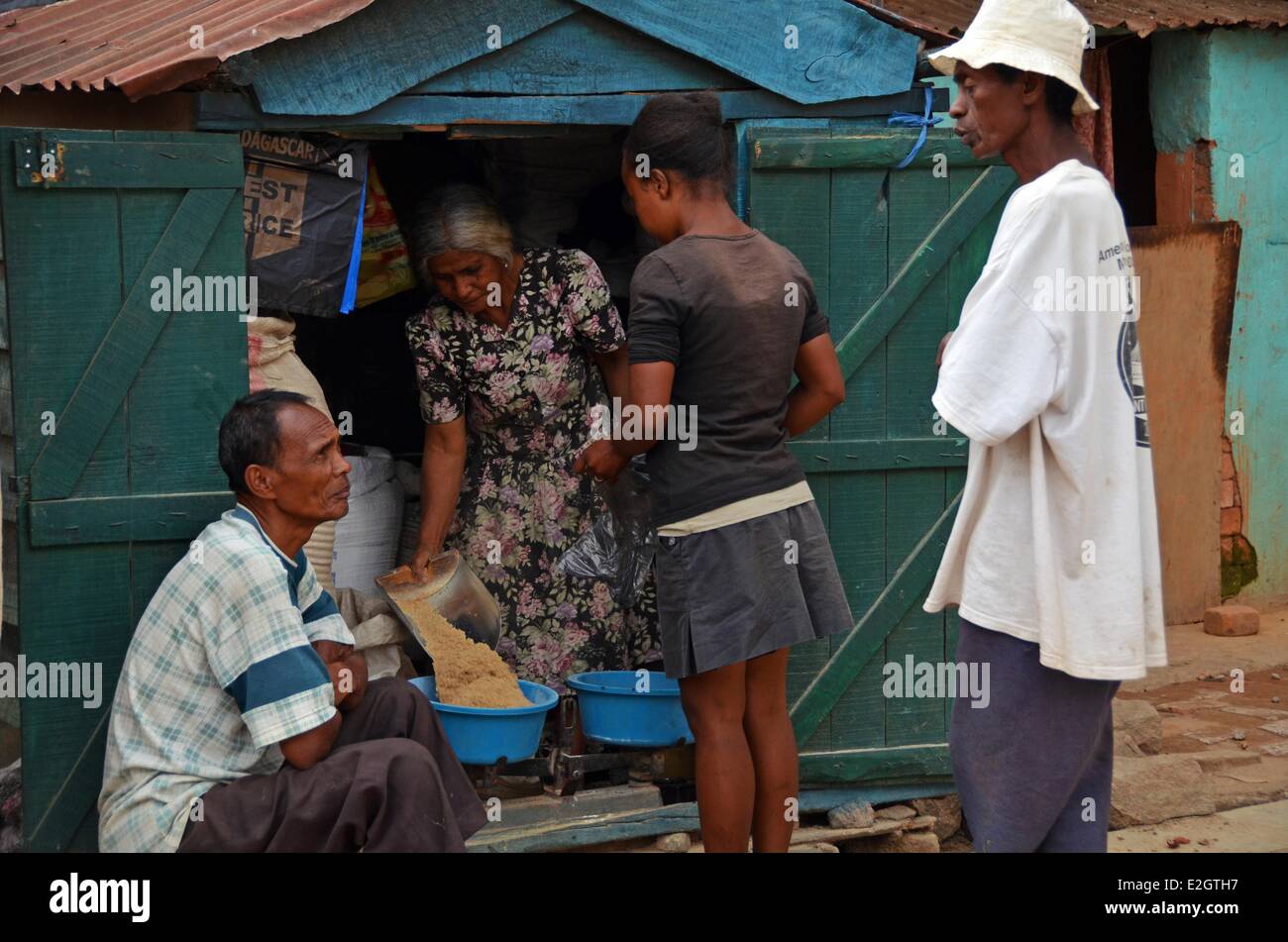 Madagascar Altipiani Centrali Ampefy vendere il riso in piccolo box in strada Foto Stock